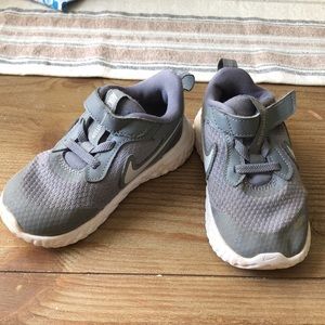 Nike toddler boy running shoes size 8